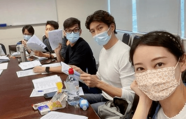 尹诗沛|分身拍两剧!52岁TVB男星再做太子爷,与89岁老戏骨演父子