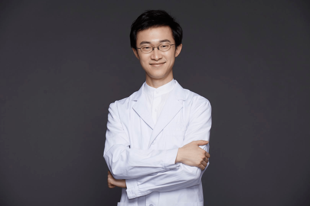 陈昱,针灸推拿学硕士,国家执业医师,香港执业中医师.