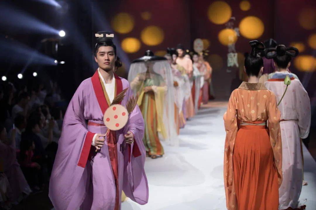 李白|时尚守艺人 | 中年李白的衣橱什么样？装束复原小组复原了
