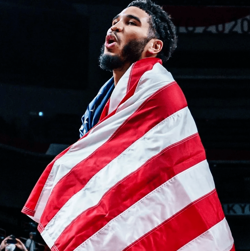 塔图姆更新ins,晒出一组随队夺金后的合影与球迷分享.