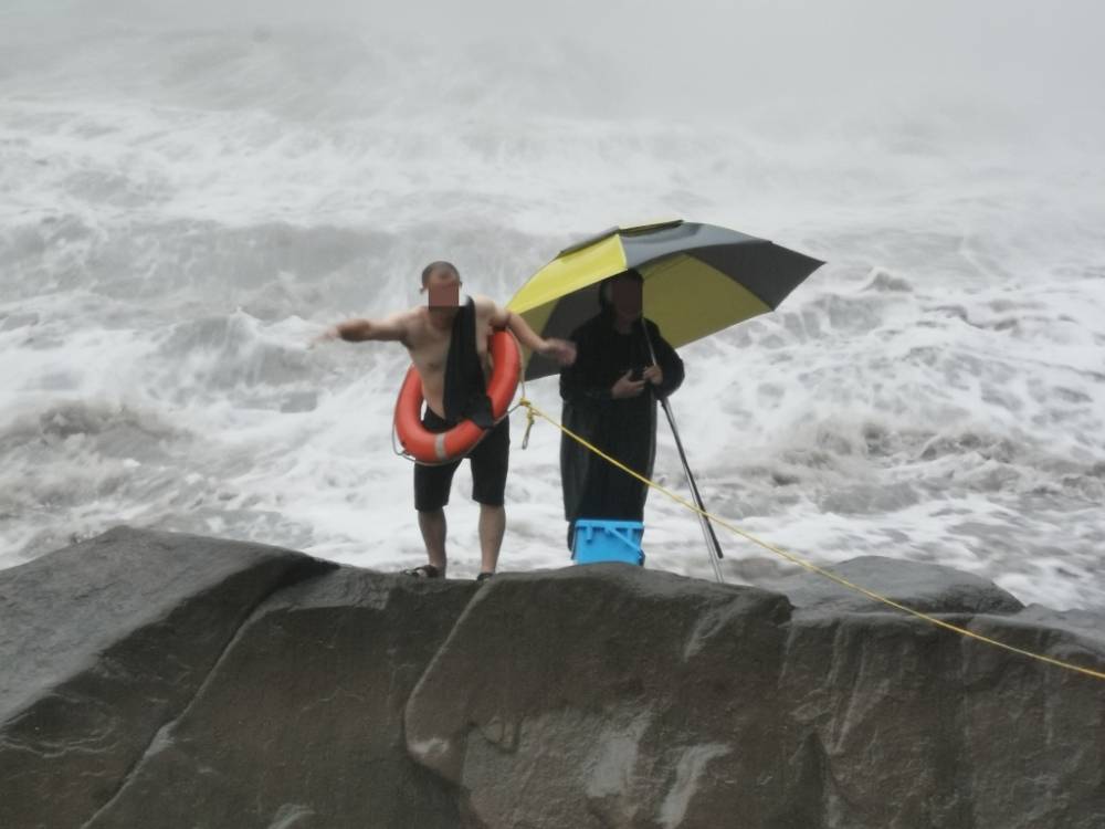 俩男子不信天气预报到河边巨石钓鱼强降雨突发被困水中 孤岛 智能照明模块 智能照明控制系统 巨川电气 智能照明物联