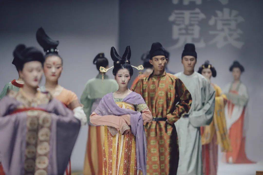 李白|时尚守艺人 | 中年李白的衣橱什么样？装束复原小组复原了