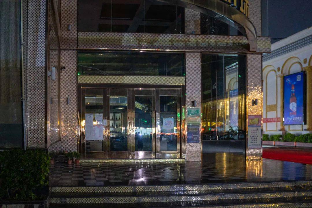 检查酒吧,电影院等密闭空间场所是否严格落实限流(酒吧接纳消费者人数