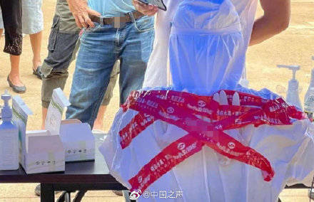 坚守|海口核酸医护身绑冰棒防中暑