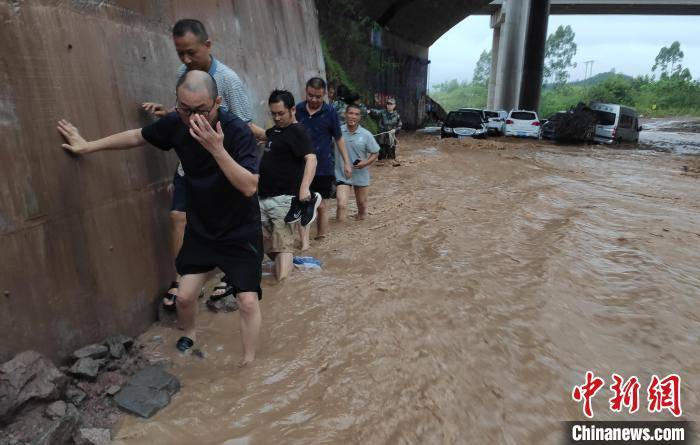 暴雨致車輛被淹市民被困 重慶消防員搭人牆營救