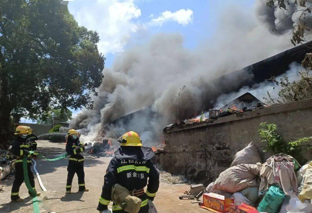 10时56分,指战员到达火灾事故现场,经现场勘查发现:这栋废弃的民房及