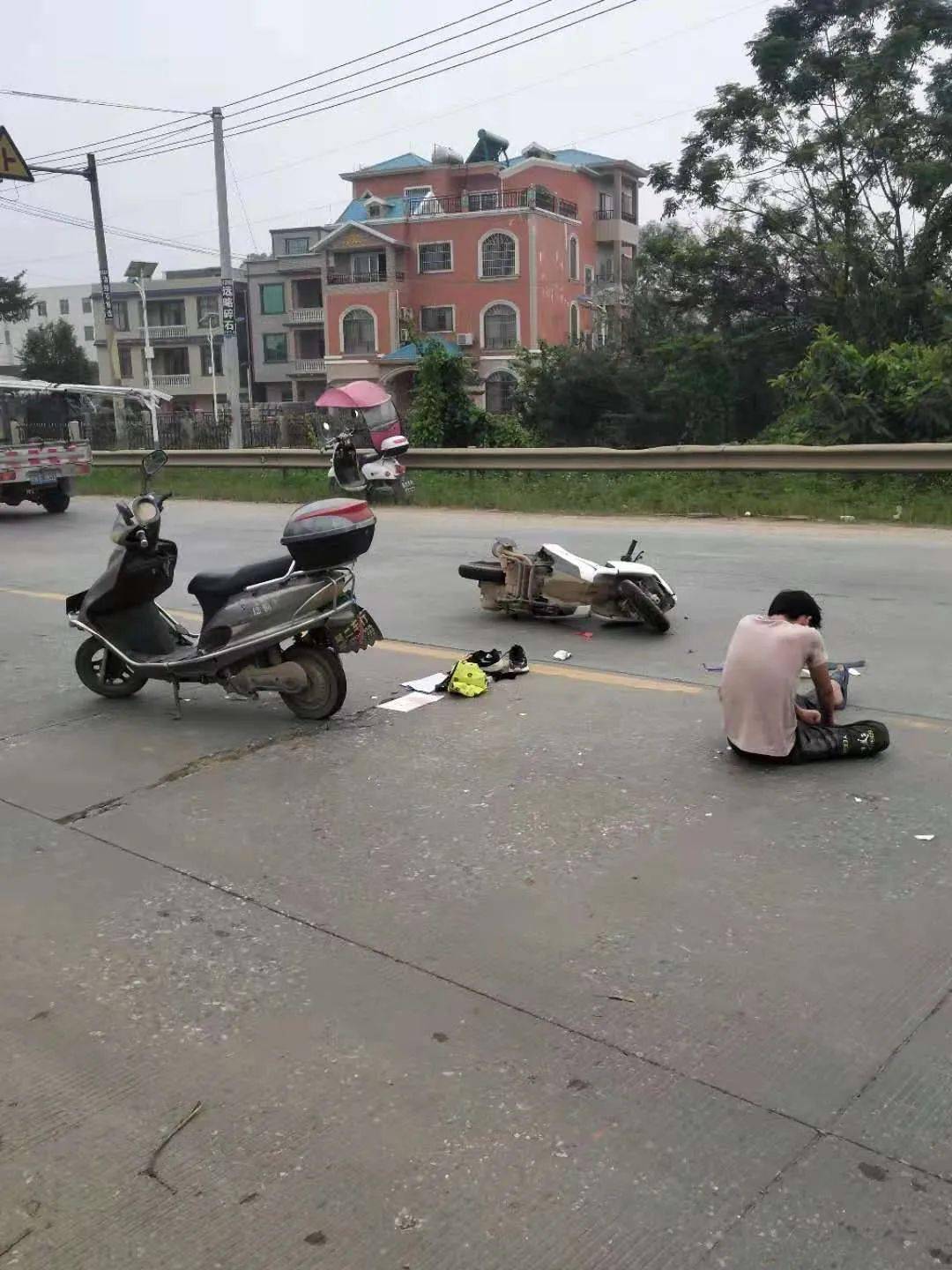 危险!玉林某地一路口发生追尾事故,有人受伤