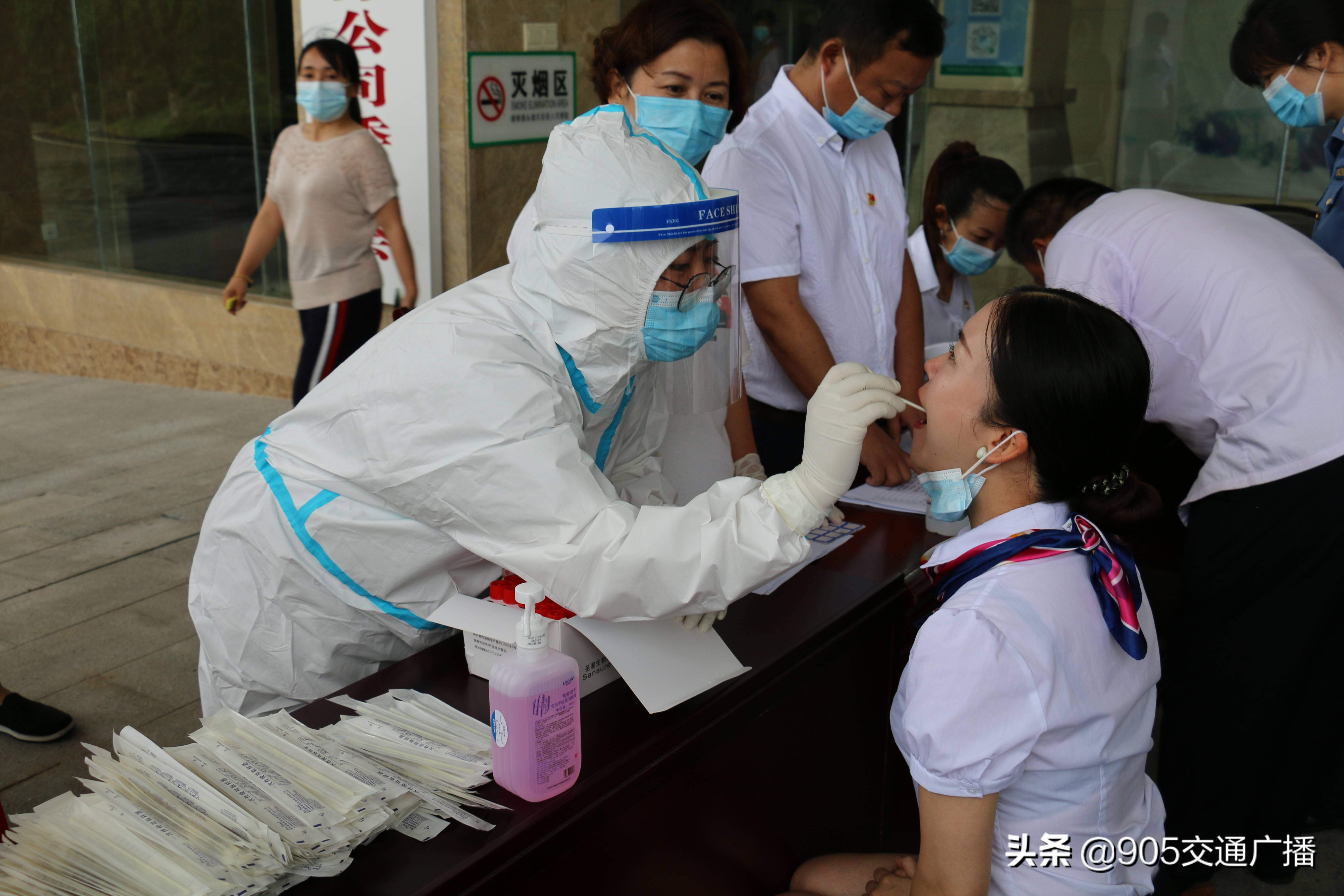 张家界高速:抗疫前线党旗迎风飘扬_防控