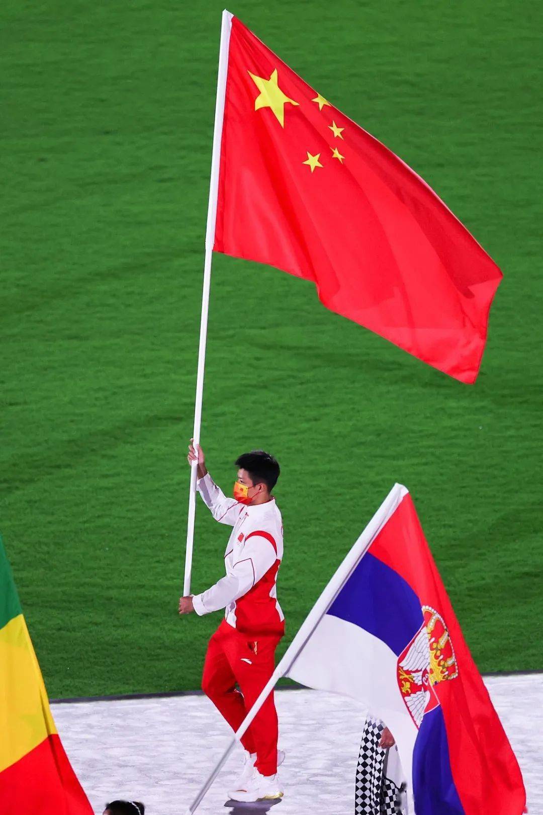 奥运五环旗引领下闭幕式上让亿万观众感动还是传播到了全球团结友善的