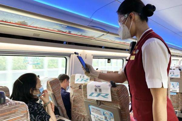 柴娜|高铁乘务员“偷拍”乘客？哈哈哈，不好意思…