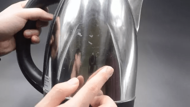 锅盖|用完的牙膏管别扔掉，放在厨房一年能省不少钱，邻居见了纷纷学！