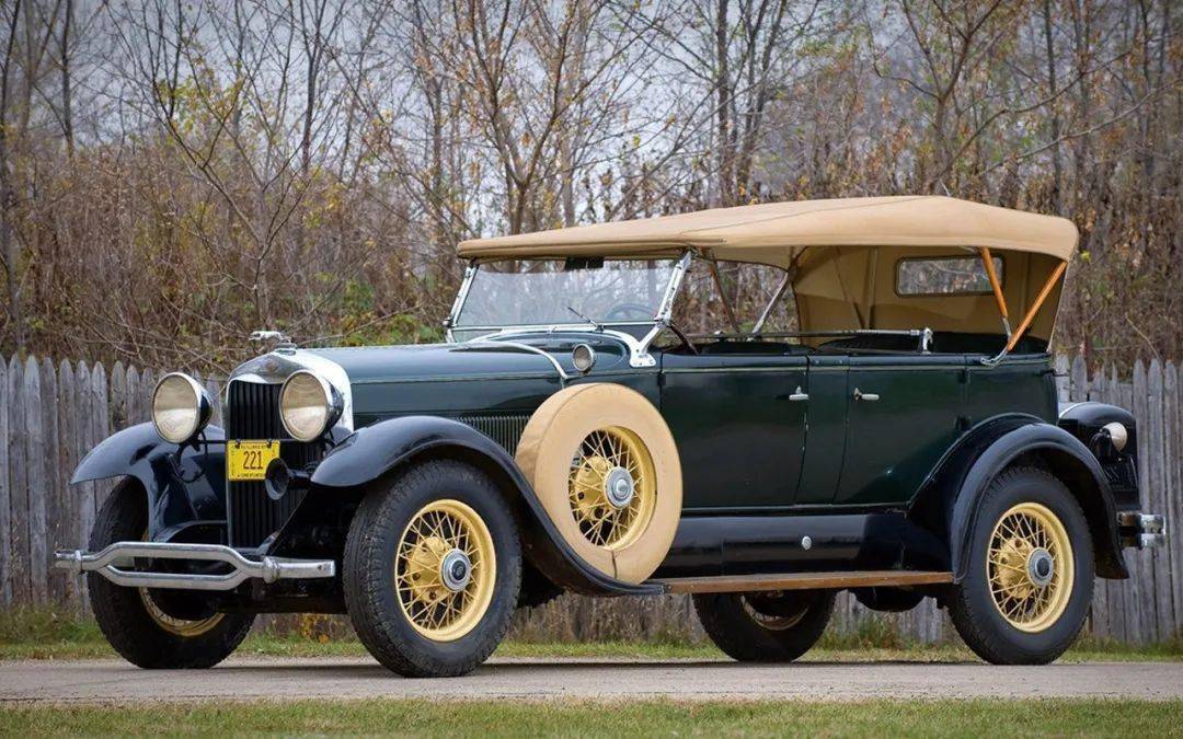 早期的汽车其实都是在马车基础上改装的.