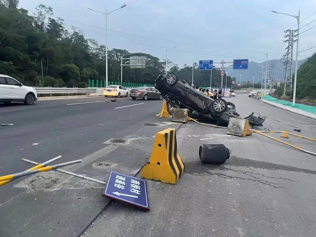 直接撞翻坦洲快线三车连环相撞
