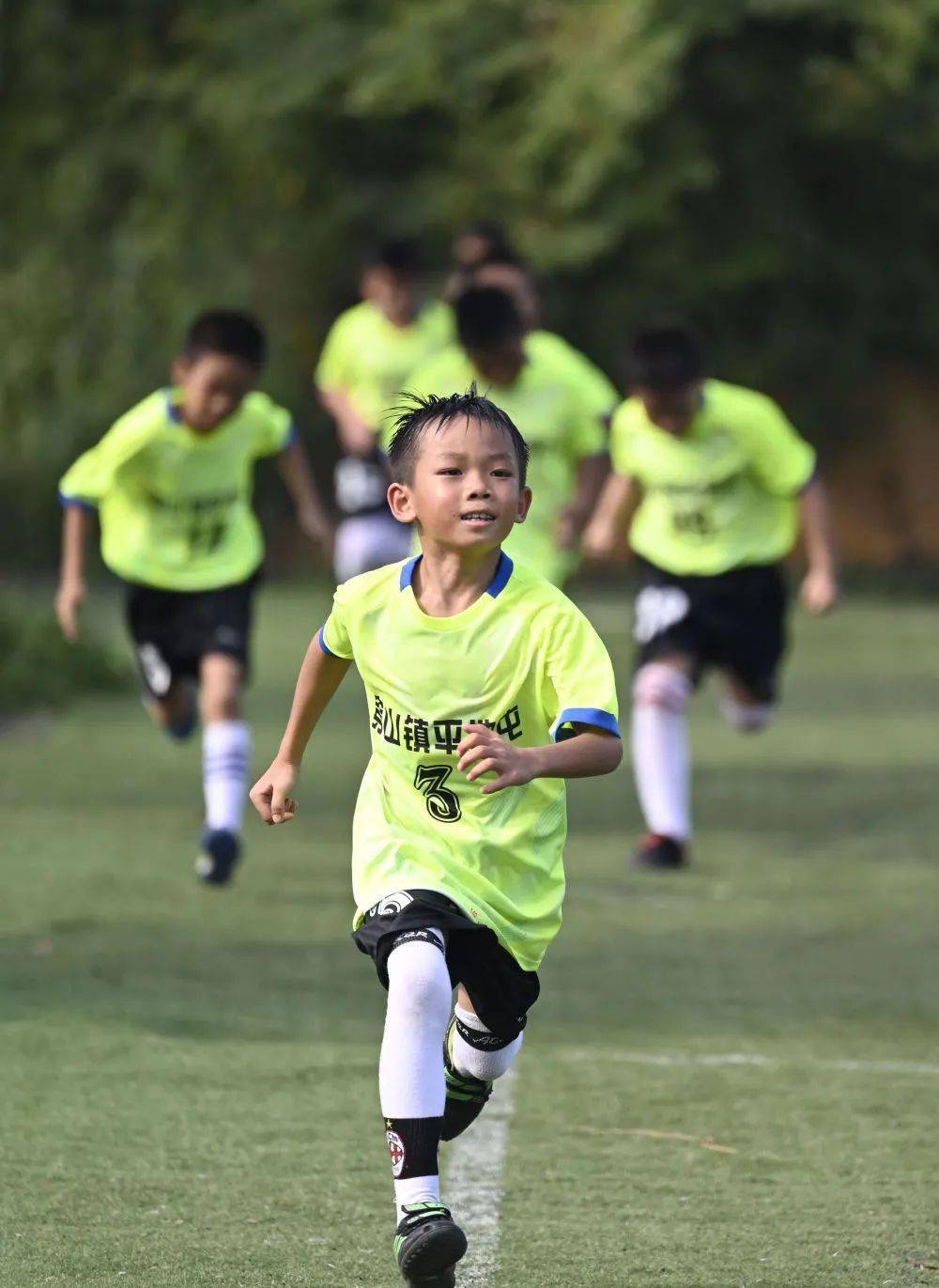 乡村少年圆了足球梦人民日报新华社都在报道柳州这群小球童