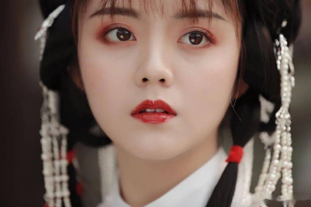 00后汉服女孩火出圈!还原古典名著美人,神韵超到位!