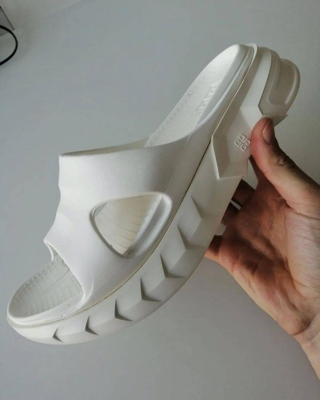 因为|穿拖鞋，爽。一直穿拖鞋，一直爽！