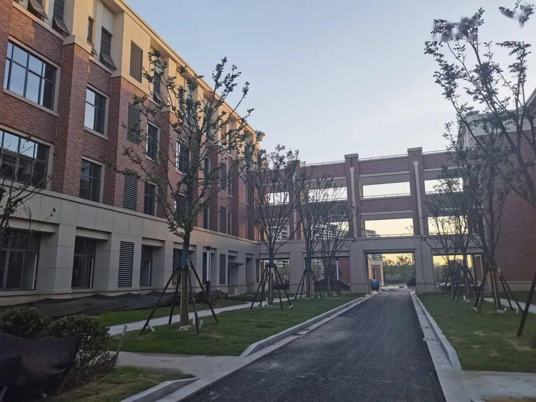 向上滑动阅览仓前云溪小学设计理念:学校整体造型元素体现建筑的科技