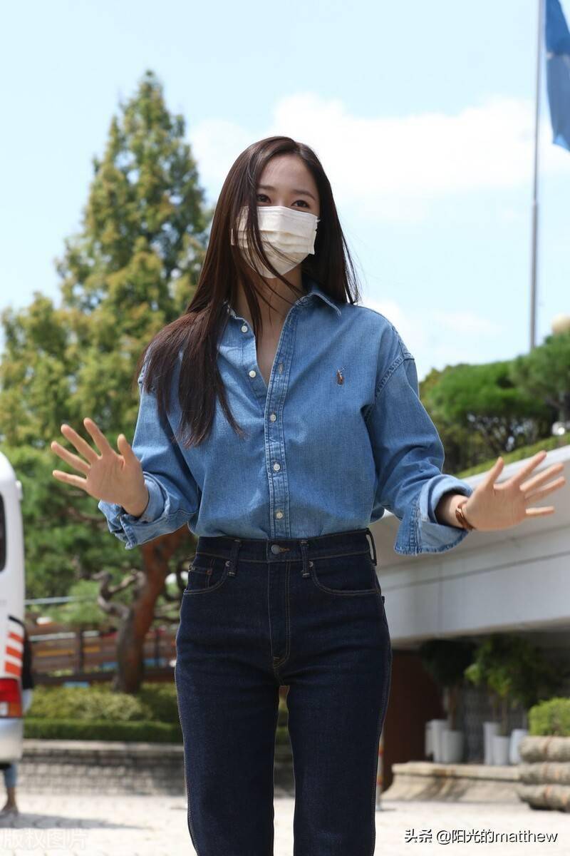 街拍:郑秀晶牛仔衬衫 牛仔裤可爱亲和