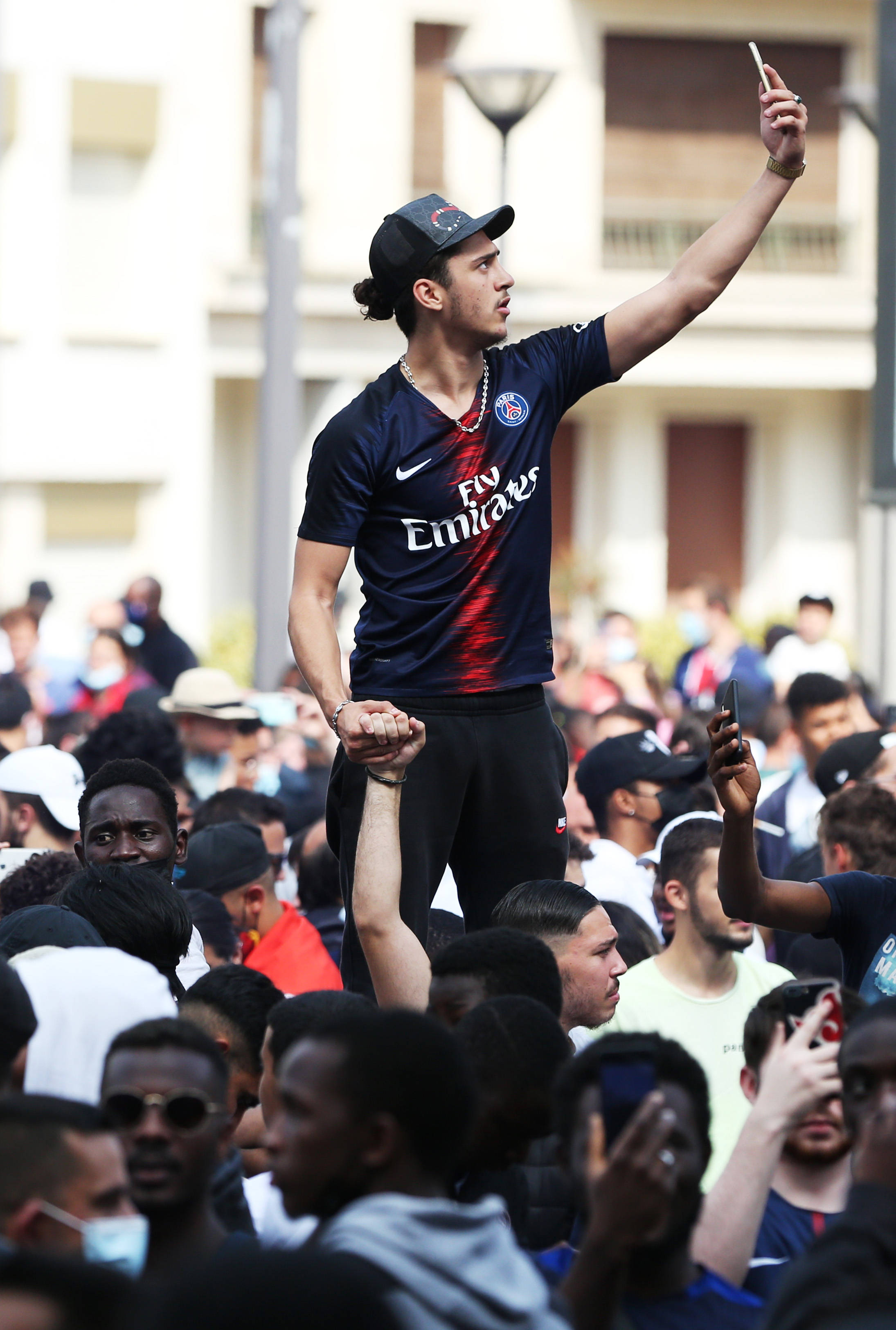 足球球迷欢庆梅西加入大巴黎