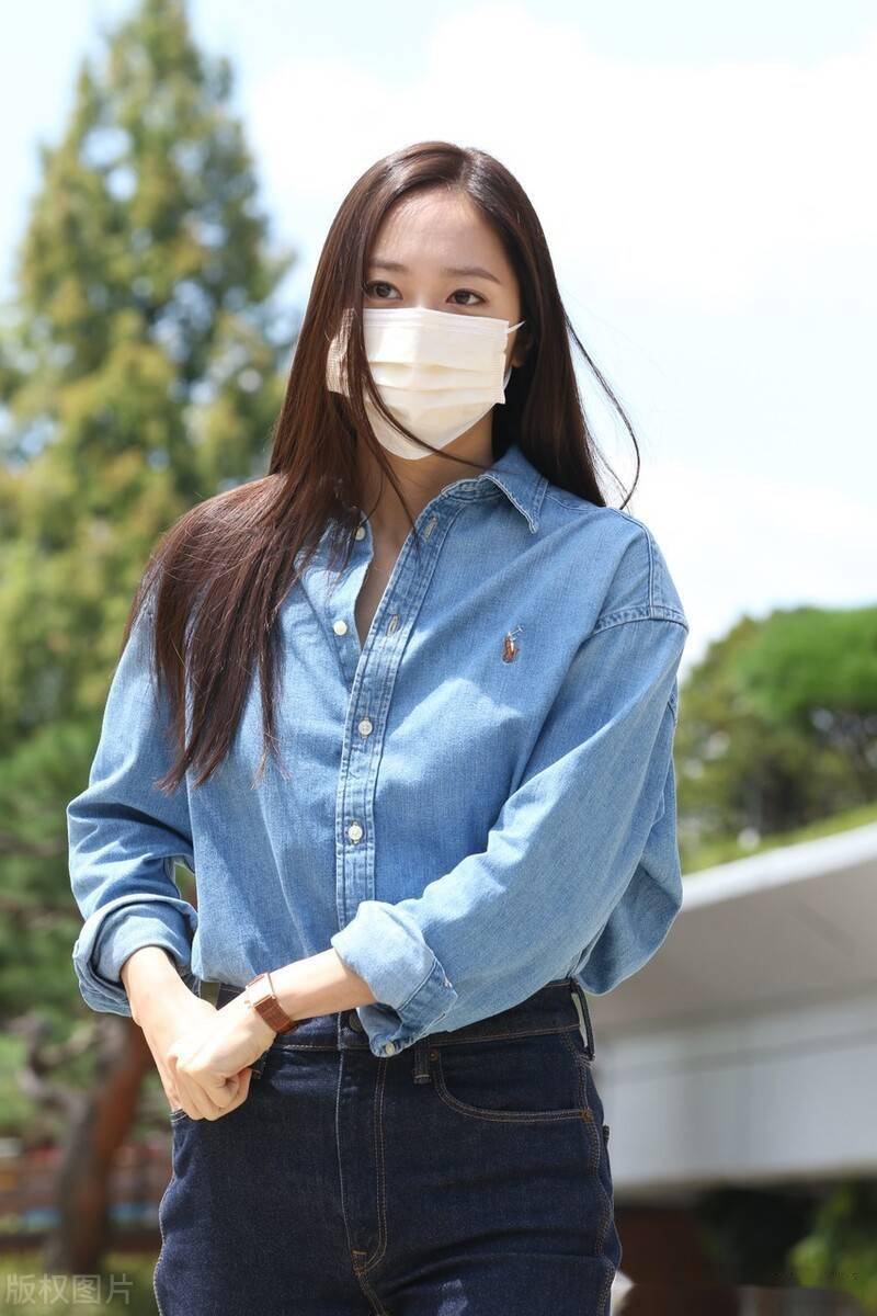 街拍:郑秀晶牛仔衬衫 牛仔裤可爱亲和