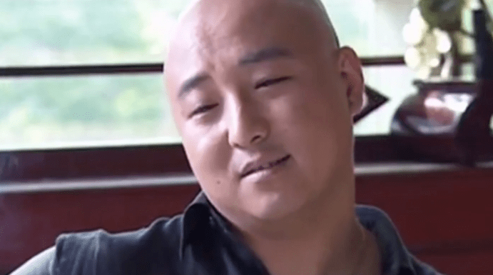 的游戏厅老板,想着找个混混看场子,请到了当时声名在外的大哥孙大洪