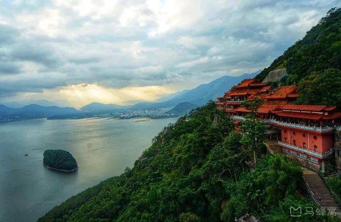 石竹山风景区 喜欢运动的朋友可以选择一路走上去 想要轻松一点的