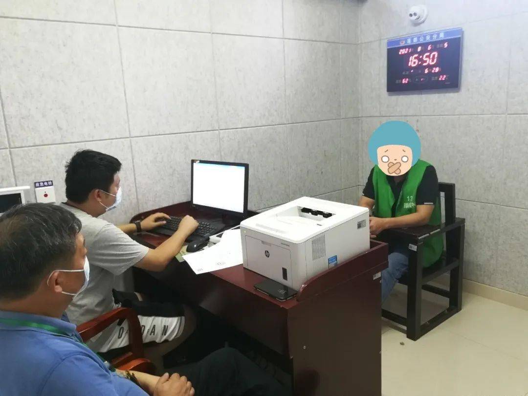 足浴|一男子载着妻子和一帮足浴店员工深夜下地偷玉米
