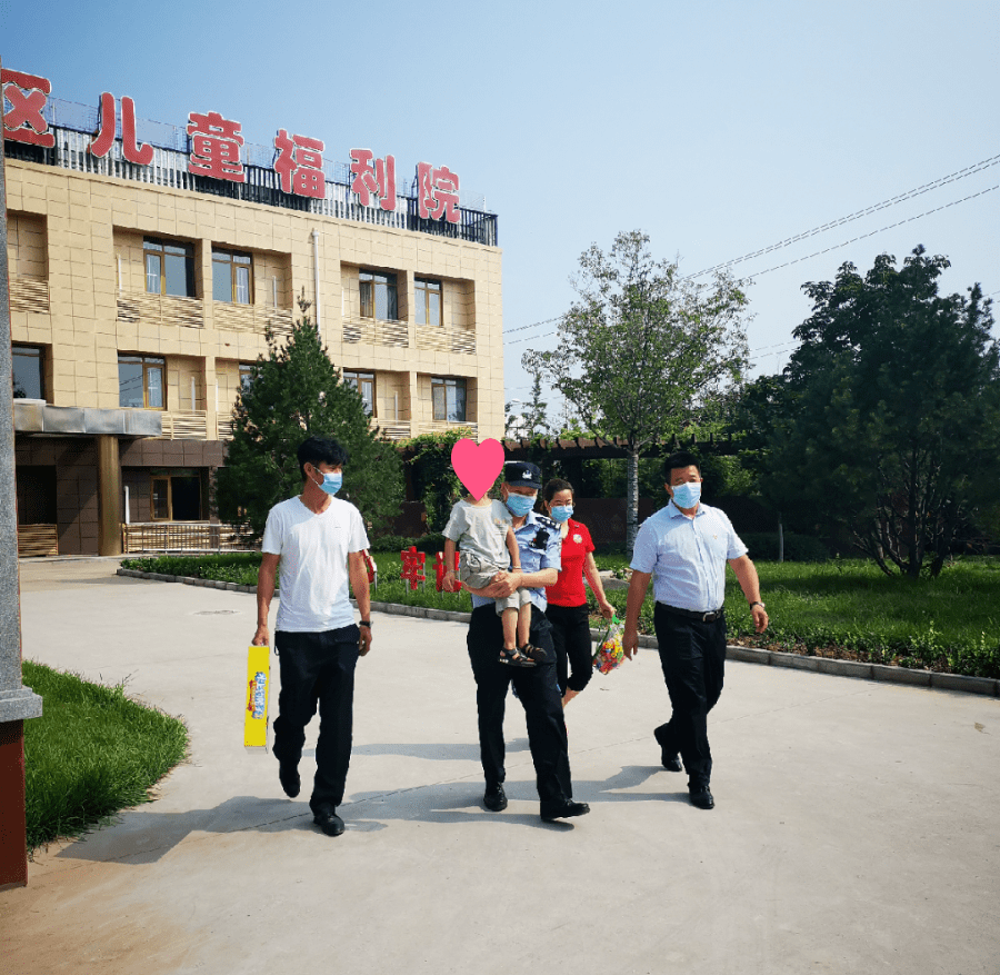 今年7月19日,在北京房山区儿童福利院门口,一名患有精神疾病的母亲将