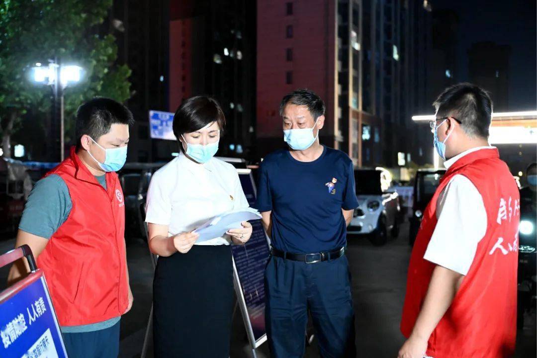 白雪冰夜间督导检查社区疫情防控工作