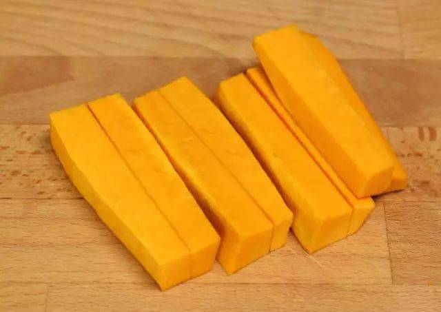 南瓜切成条状.再用盐,糖腌制.