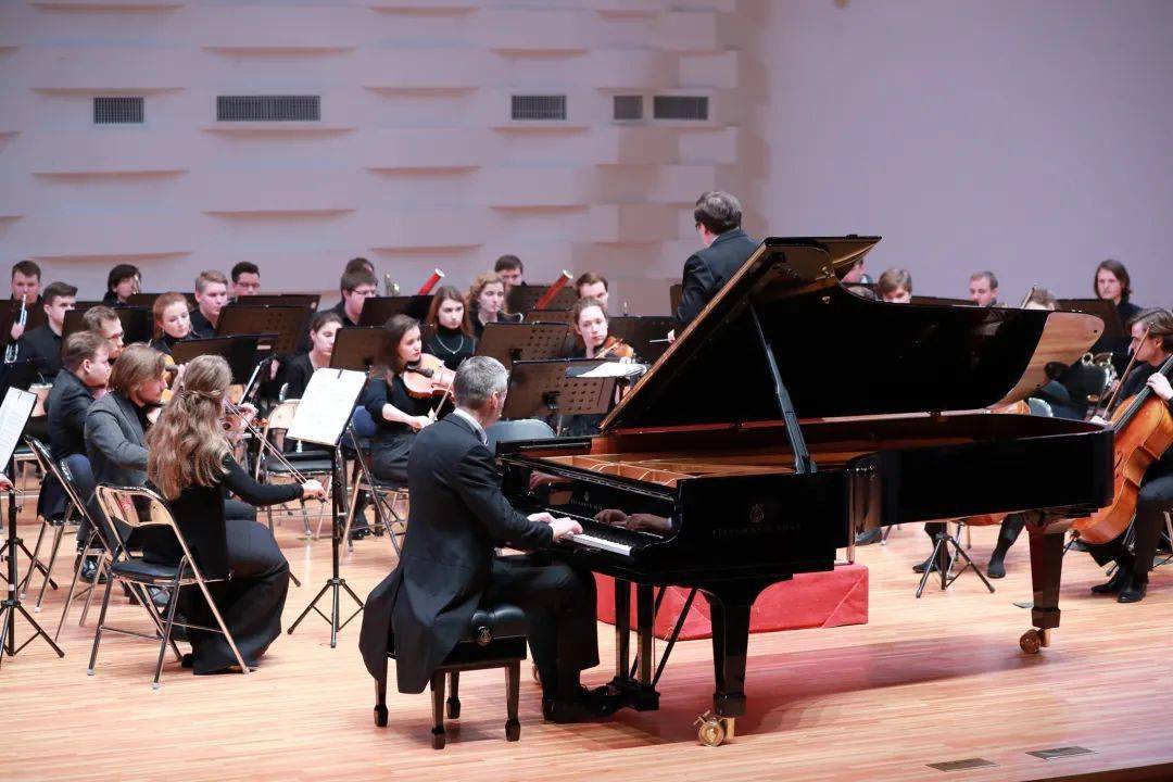 活动摄影和其它摄影的偏重点不同洪伟说洪伟,活动摄影师,大学毕业后