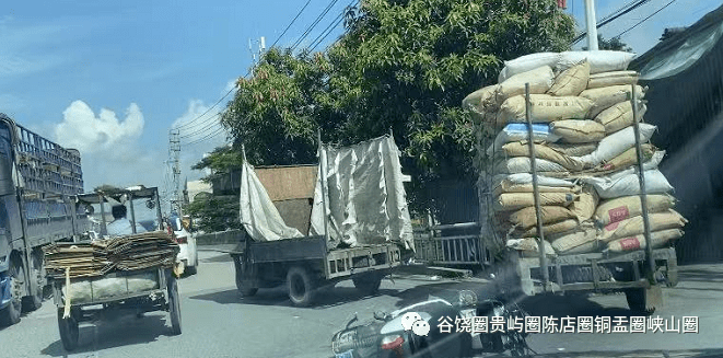 贵屿刚刚上午贵屿镇北林桥头发生一起车祸两三轮旁边摩托倒地地面有