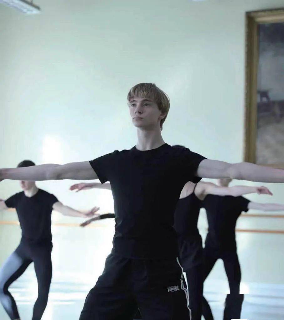 毕业于俄罗斯瓦岗诺娃芭蕾舞学校俄罗斯芭蕾品牌grishko御用模特年轻