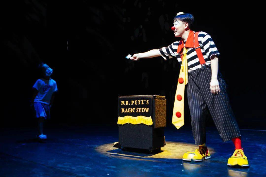 在这场狂欢互动的聚会上,形式多样的小丑表演,每一个小观众脸上都洋溢