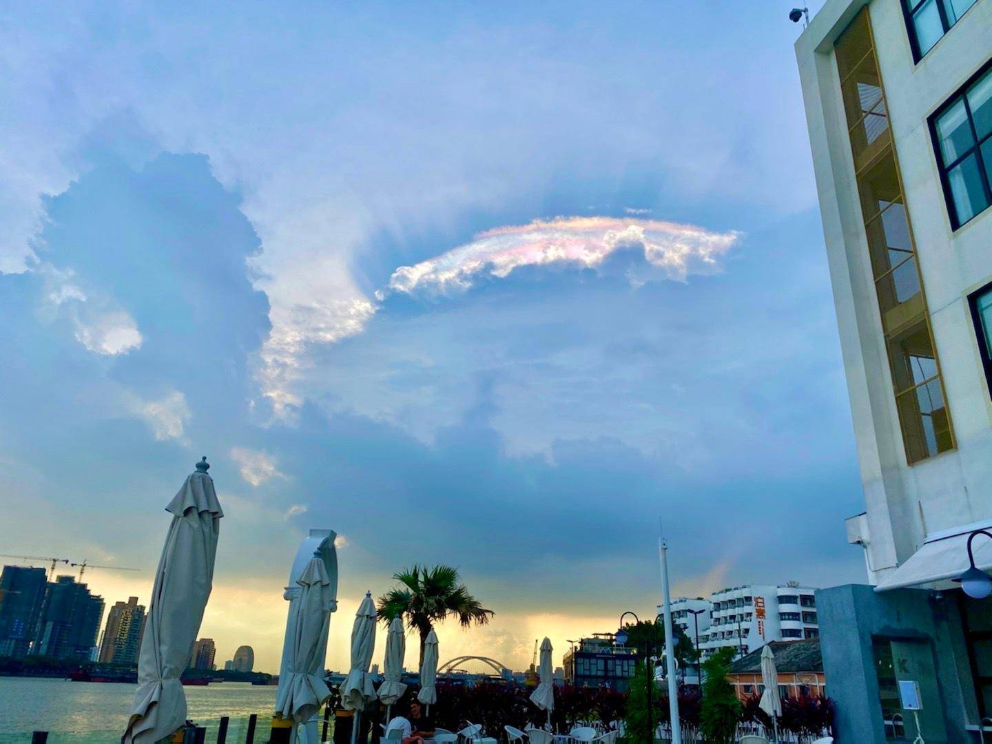 好靓广州天空出现七彩祥云学名虹彩幞状云