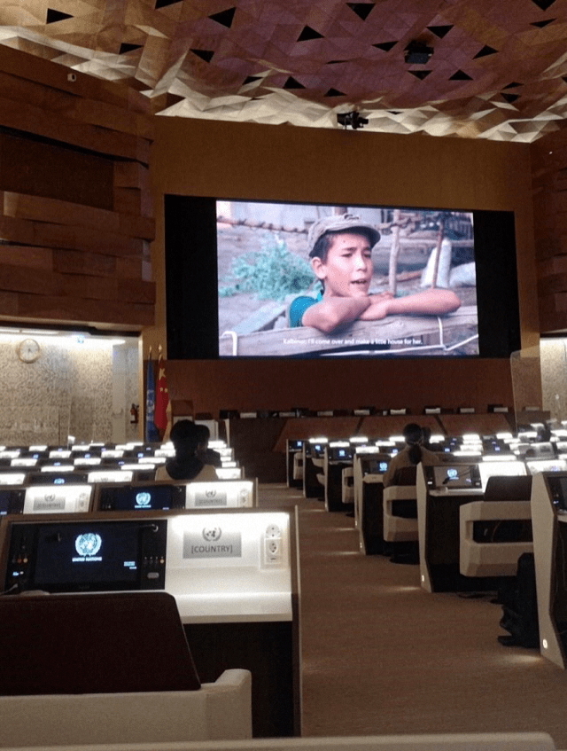 欧阳瑞泽 在万国宫观看中国新疆电影