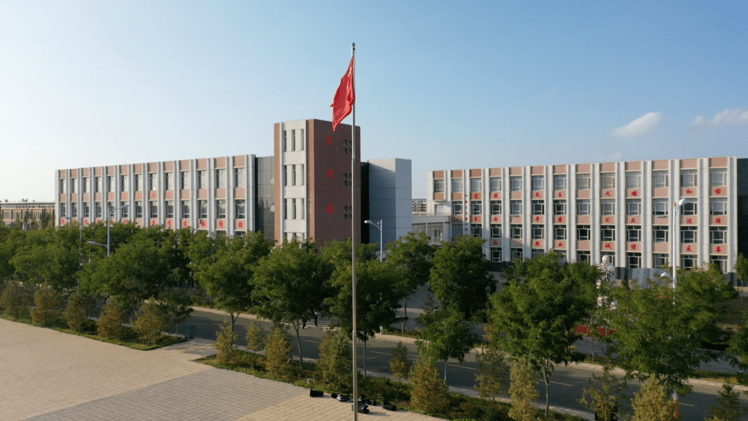 磴口县诚仁中学是磴口县委,政府整合教学资源,将全县原有二中,三中