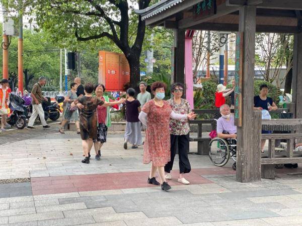 牛广成|广场舞有了“消音”神器，在闵行古美人口文化公园跳舞，不吵不闹，和谐满分！
