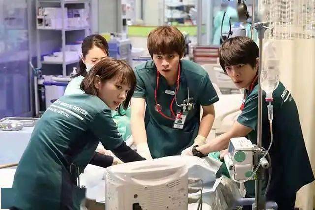 白天当|《夜间医师》：白天当“社畜”，夜班做医生是什么体验？