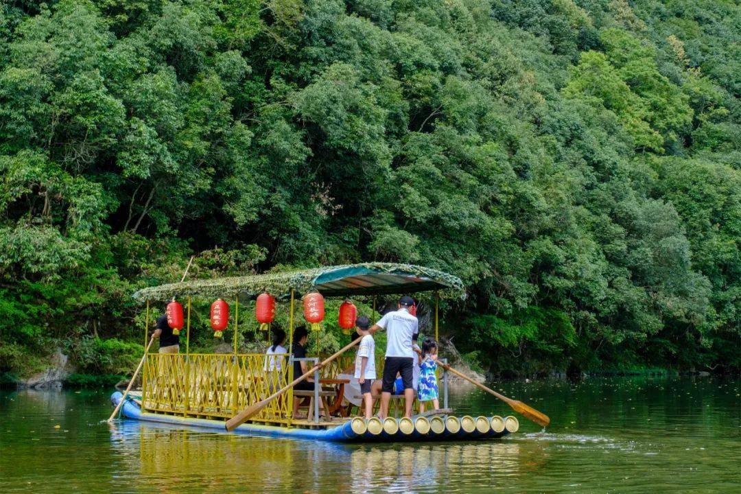 桃花源竹筏漂流图片