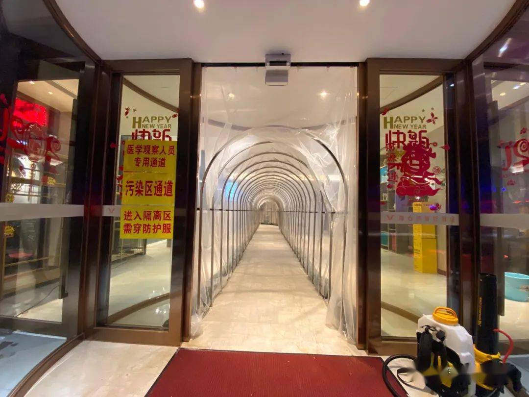 隔离酒店大堂的阵势吓了我一跳到了南宁之后就被120的车接去隔离酒店