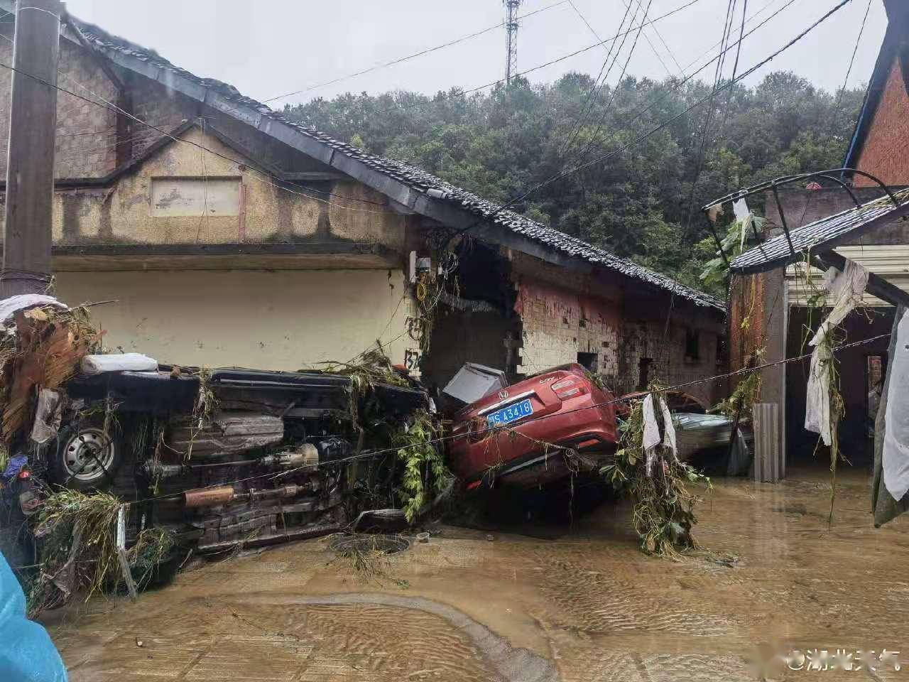 新闻8点见丨湖北随州遭遇特大暴雨,有地区积水达2.46米