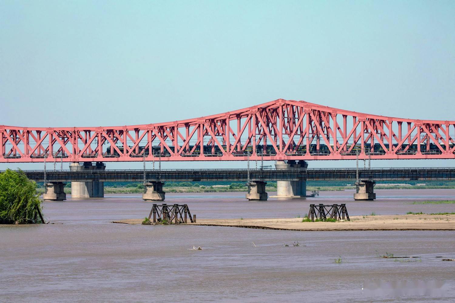 新中国成立后,1954年2月,黄河铁路大桥的建造再次被提上日程,并开始