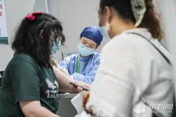 疫苗|直击上海未成年人新冠疫苗接种：儿科医生待命，还有专人“哄娃”