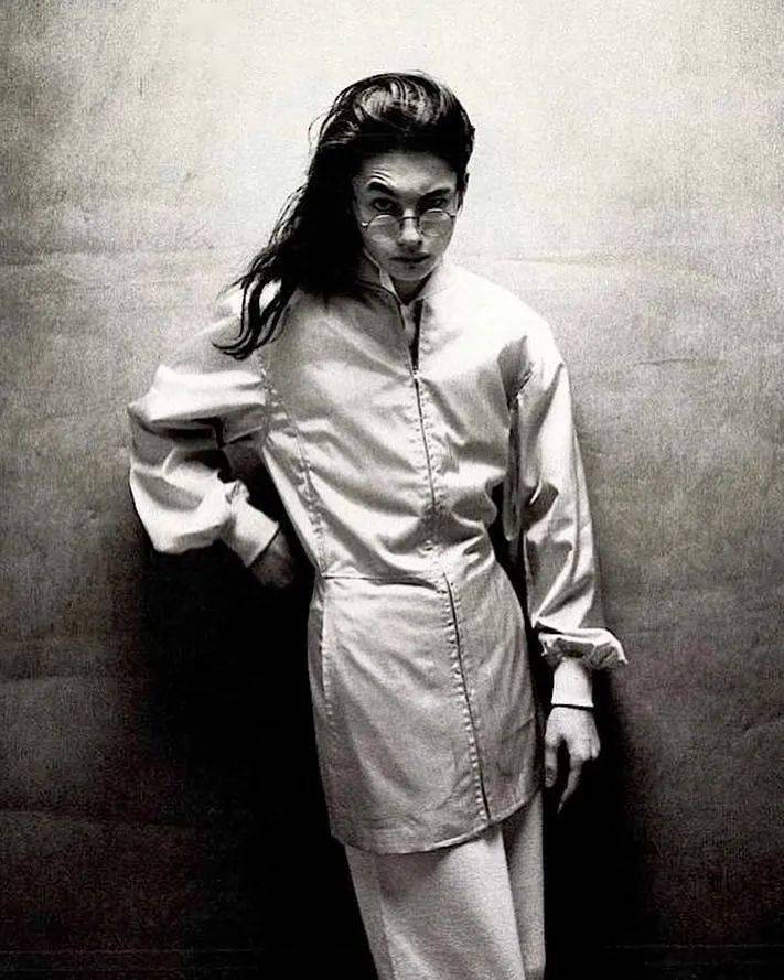 过服装设计|川久保玲:人“狠”话不多!时尚界的破坏者设计的衬衫有何不同?