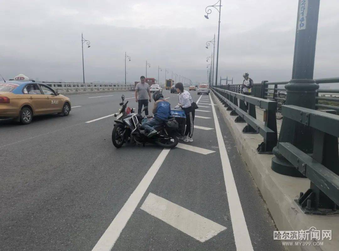 太快了 陽明灘大橋上兩輛摩托車相撞 倆騎手受傷較重 手機記者出手救助 P38手機遊戲攻略大全