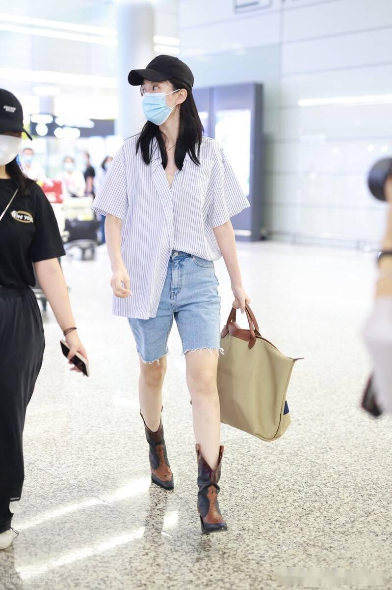 街拍:乔欣条纹衬衫 牛仔短裤 中筒靴帅气可人