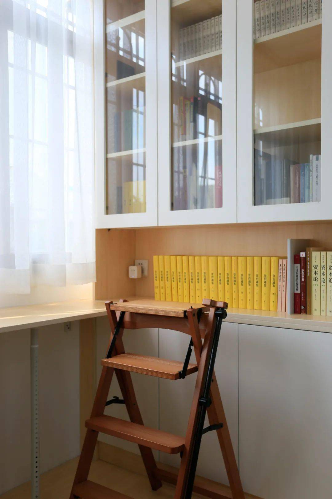 阿钊的办公时刻 右侧一面书柜里,摆放满了阿钊的藏书.