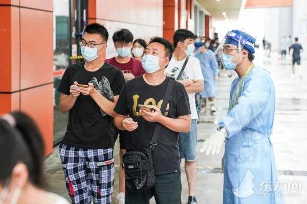 疫苗|直击上海未成年人新冠疫苗接种：儿科医生待命，还有专人“哄娃”