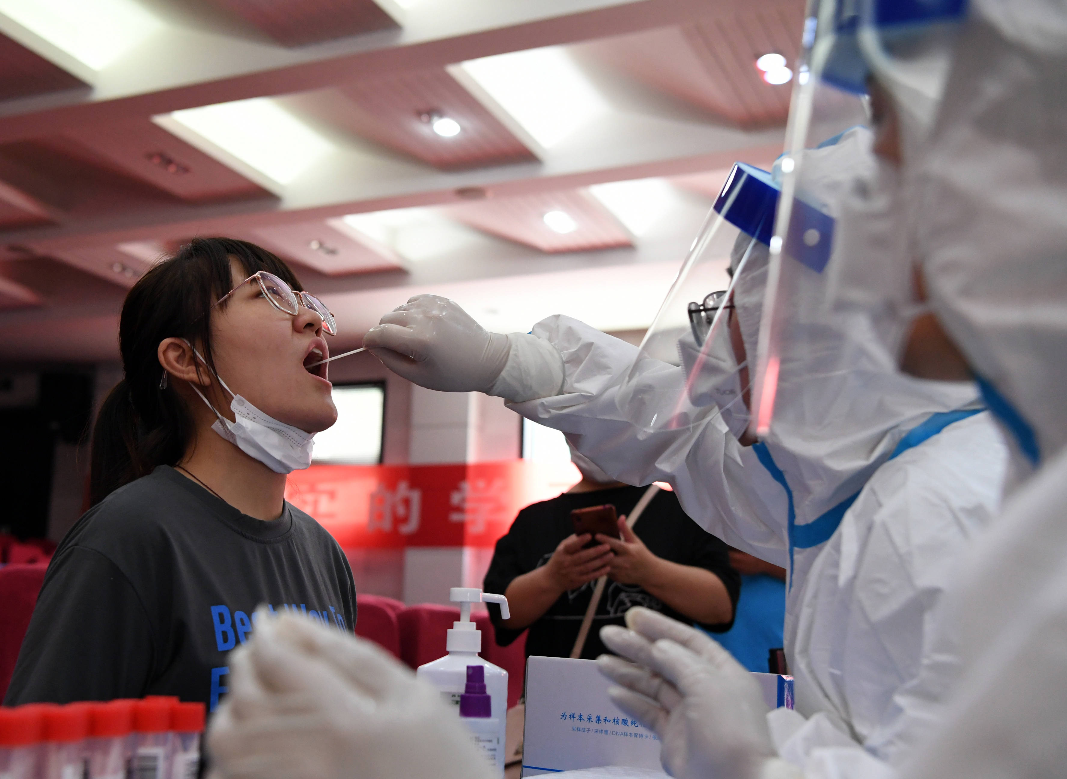医务人员为市民进行核酸检测取样
